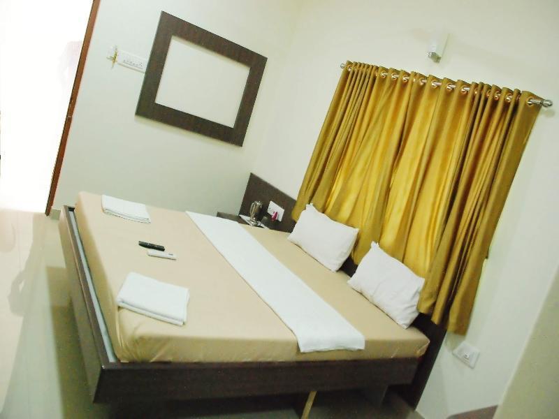 Hotel Pon Amutha Karūr Dış mekan fotoğraf